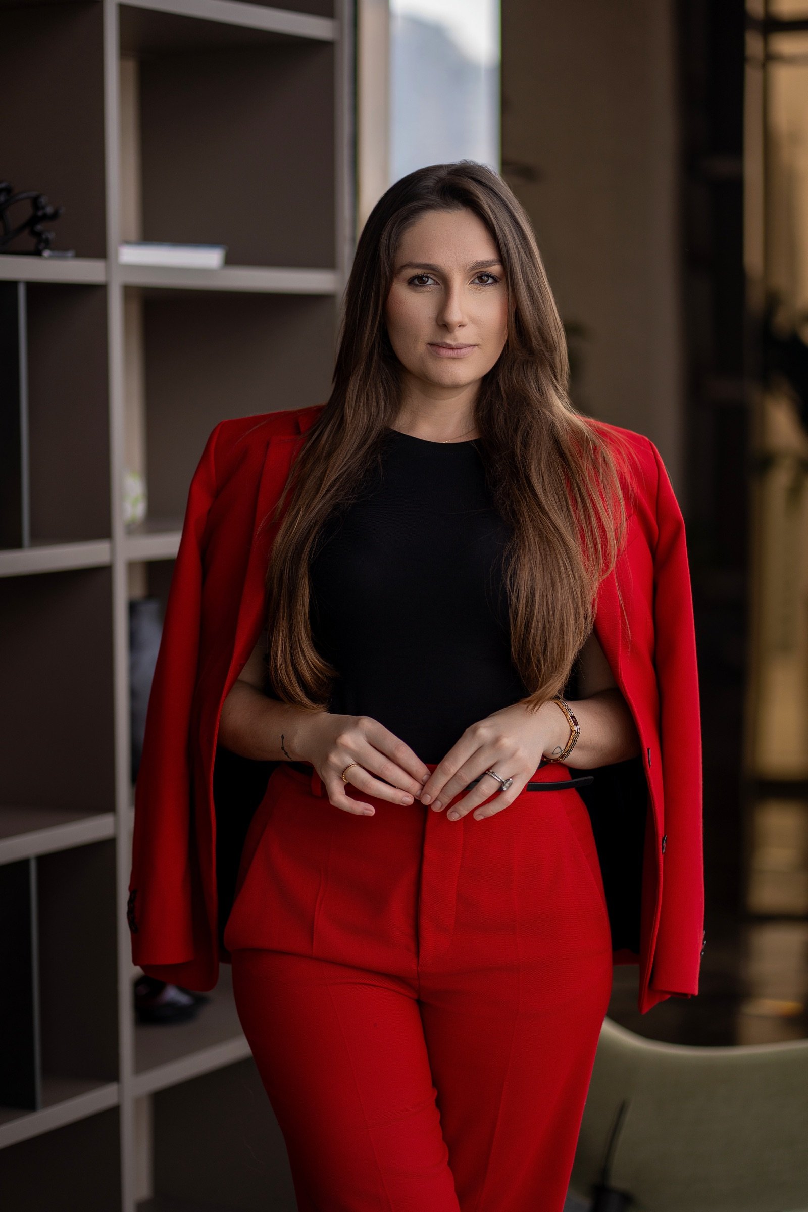 Retrato de Nina Quisinski con traje rojo.